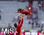 12.05.2024, Fussball 1. Bundesliga 2023/2024, 33.Spieltag, FC Bayern Mnchen - VfL Wolfsburg, in der Allianz-Arena Mnchen. Nach dem Spiel ist Familienzeit fr die Bayernspieler, hier: Co-Trainer Zsolt Lw (Bayern Mnchen) der mit seiner Tochter Flugzeug spielt 

