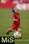 12.05.2024, Fussball 1. Bundesliga 2023/2024, 33.Spieltag, FC Bayern Mnchen - VfL Wolfsburg, in der Allianz-Arena Mnchen. Nach dem Spiel ist Familienzeit fr die Bayernspieler, hier ist Harry Kanes Sohn auf dem Platz zum Austoben.

