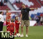 12.05.2024, Fussball 1. Bundesliga 2023/2024, 33.Spieltag, FC Bayern Mnchen - VfL Wolfsburg, in der Allianz-Arena Mnchen. Nach dem Spiel ist Familienzeit fr die Bayernspieler, hier Harry Kane (FC Bayern Mnchen) mit seinen Kindern, 
 
