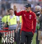 12.05.2024, Fussball 1. Bundesliga 2023/2024, 33.Spieltag, FC Bayern Mnchen - VfL Wolfsburg, in der Allianz-Arena Mnchen. Trainer Thomas Tuchel (FC Bayern Mnchen) winkt 

