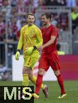 12.05.2024, Fussball 1. Bundesliga 2023/2024, 33.Spieltag, FC Bayern Mnchen - VfL Wolfsburg, in der Allianz-Arena Mnchen. v.li: Torwart Manuel Neuer (FC Bayern Mnchen) und Leon Goretzka (FC Bayern Mnchen) gut gelaunt 

