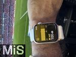 12.05.2024, Fussball 1. Bundesliga 2023/2024, 33.Spieltag, FC Bayern Mnchen - VfL Wolfsburg, in der Allianz-Arena Mnchen.  Auf einer Apple Watch steht 100 dezibel Lautstrke unmittelbar an der Sdkurve.


