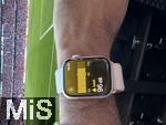 12.05.2024, Fussball 1. Bundesliga 2023/2024, 33.Spieltag, FC Bayern Mnchen - VfL Wolfsburg, in der Allianz-Arena Mnchen.  Auf einer Apple Watch steht 96 dezibel Lautstrke unmittelbar an der Sdkurve.


