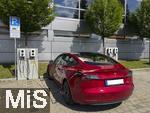 16.05.2024, E-Ladestelle in Bad Wrishofen am V-Markt Supermarkt. Ein Tesla Model3 ldt whrend des Einkaufs seinen Akku voll.



