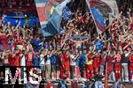 18.05.2024, Fussball 1. Bundesliga 2023/2024, 34.Spieltag, 1.FC Heidenheim - 1.FC Kln, in der Voith-Arena (Heidenheim). Nach dem Spiel feiern die Heidenheimer Spieler gemeinsam mit ihren Fans auf dem Zaun.



