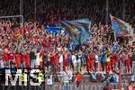 18.05.2024, Fussball 1. Bundesliga 2023/2024, 34.Spieltag, 1.FC Heidenheim - 1.FC Kln, in der Voith-Arena (Heidenheim). Nach dem Spiel feiern die Heidenheimer Spieler gemeinsam mit ihren Fans auf dem Zaun.



