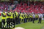 18.05.2024, Fussball 1. Bundesliga 2023/2024, 34.Spieltag, 1.FC Heidenheim - 1.FC Kln, in der Voith-Arena (Heidenheim). Security auf dem Platz passt auf, da die Klner Ultras nicht den Platz strmen 



