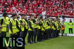 18.05.2024, Fussball 1. Bundesliga 2023/2024, 34.Spieltag, 1.FC Heidenheim - 1.FC Kln, in der Voith-Arena (Heidenheim). Security auf dem Platz passt auf, da die Klner Ultras nicht den Platz strmen 



