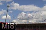 18.05.2024, Fussball 1. Bundesliga 2023/2024, 34.Spieltag, 1.FC Heidenheim - 1.FC Kln, in der Voith-Arena (Heidenheim).  Luftballons in den Vereins-Farben Heidenheims schweben in den weissblauen Himmel.



