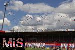 18.05.2024, Fussball 1. Bundesliga 2023/2024, 34.Spieltag, 1.FC Heidenheim - 1.FC Kln, in der Voith-Arena (Heidenheim).  Luftballons in den Vereins-Farben Heidenheims schweben in den weissblauen Himmel.



