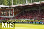 18.05.2024, Fussball 1. Bundesliga 2023/2024, 34.Spieltag, 1.FC Heidenheim - 1.FC Kln, in der Voith-Arena (Heidenheim).  Sicherheitspersonal bewacht die Klner Kurve damit es keinen Platzsturm der Fans gibt. 



