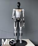 22.05.2024,  Ein Tesla Bot Optimus (Humanoider Roboter mit KI) steht im TESLA-Showroom Mnchen am Eingang zur Begutachtung der Besucher.