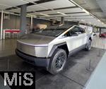 22.05.2024,  Ein Tesla Cybertruck steht im TESLA-Showroom Mnchen Parsdorf zur Begutachtung der Besucher im Rahmen der Europa-Tournee des futuristischen Wagens aus den USA.   