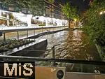 31.05.2024, Bad Wrishofen im Unterallgu, Hochwasser nach andauernden Regenfllen, der Wrthbach in der Fugngerzone droht ber die Ufer zu treten.
