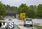 01.06.2024, Bad Wrishofen im Unterallgu, Hochwasser nach andauernden Regenfllen, der Wrthbach hat die Unterfhrung der Autobahn A96 zum Skylinepark bei Kirchdorf berschwemmt. Ein Wagen ist steckengeblieben in den Fluten.