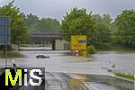 01.06.2024, Bad Wrishofen im Unterallgu, Hochwasser nach andauernden Regenfllen, der Wrthbach hat die Unterfhrung der Autobahn A96 zum Skylinepark bei Kirchdorf berschwemmt. Ein Wagen ist steckengeblieben in den Fluten.