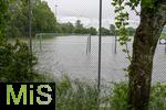 01.06.2024, Bad Wrishofen im Unterallgu, Hochwasser nach andauernden Regenfllen, der Wrthbach hat die den Sportplatz von Kirchdorf berschwemmt.   