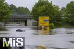 01.06.2024, Bad Wrishofen im Unterallgu, Hochwasser nach andauernden Regenfllen, der Wrthbach hat die Unterfhrung der Autobahn A96 zum Skylinepark bei Kirchdorf berschwemmt. Ein Wagen ist steckengeblieben in den Fluten. 