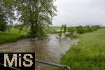 01.06.2024, Bad Wrishofen im Unterallgu, Hochwasser nach andauernden Regenfllen, der Wrthbach bei Kirchdorf berschwemmt hier die Felder.