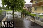 01.06.2024, Bad Wrishofen im Unterallgu, Hochwasser nach andauernden Regenfllen, der Wrthbach ist gefhrlich hoch an der Siedlung im Sden der Stadt.