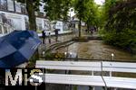 01.06.2024, Bad Wrishofen im Unterallgu, drohendes Hochwasser nach andauernden Regenfllen, Fussgngerzone, der Wrthbach ist bedrohich angestiegen.