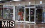 01.06.2024, Bad Wrishofen im Unterallgu, drohendes Hochwasser nach andauernden Regenfllen, Fussgngerzone, die Geschfte haben mit Sandscken Vorsorge vor dem drohenden Hochwasser getroffen. 