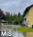 01.06.2024, Dirlewang im Unterallgaeu, Hochwasser nach andauernden Regenfaellen, ein einziger See vor den Wohnhaeusern einer Wohnanlage.