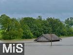 01.06.2024, Stetten im Unterallgaeu, Hochwasser nach andauernden Regenfaellen, In einem berlaufbecken steht eine Holzhuette eines Landwirts bis zum Dach in den Fluten.