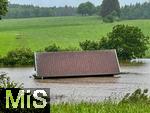 01.06.2024, Stetten im Unterallgaeu, Hochwasser nach andauernden Regenfaellen, In einem berlaufbecken steht eine Holzhuette eines Landwirts bis zum Dach in den Fluten.