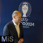 03.06.2024, Fussball Europameisterschaft 2024,  Besuch von Bundeskanzler Olaf Scholz  im EM-Stadion Mnchen Fuball Arena.  Hier beim Gesprch mit einer Abordnung von Volunteers 
