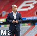 03.06.2024, Fussball Europameisterschaft 2024,  Besuch von Bundeskanzler Olaf Scholz  im EM-Stadion Mnchen Fuball Arena.  Hier beim Gesprch mit Greenkeepern der Allianz Arena und Philipp Lahm und Vorstandsvorsitzender Jan-Christian Dreesen (FC Bayern Mnchen) 