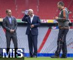 03.06.2024, Fussball Europameisterschaft 2024,  Besuch von Bundeskanzler Olaf Scholz  im EM-Stadion Mnchen Fuball Arena.  Hier beim Gesprch mit Greenkeepern der Allianz Arena und Philipp Lahm und Vorstandsvorsitzender Jan-Christian Dreesen (FC Bayern Mnchen) 