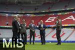 03.06.2024, Fussball Europameisterschaft 2024,  Besuch von Bundeskanzler Olaf Scholz  im EM-Stadion Mnchen Fuball Arena.  Hier beim Gesprch mit Greenkeepern der Allianz Arena und Philipp Lahm und Vorstandsvorsitzender Jan-Christian Dreesen (FC Bayern Mnchen) 