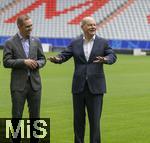 03.06.2024, Fussball Europameisterschaft 2024,  Besuch von Bundeskanzler Olaf Scholz  im EM-Stadion Mnchen Fuball Arena.  Hier beim Gesprch mit Greenkeepern der Allianz Arena und Philipp Lahm und Vorstandsvorsitzender Jan-Christian Dreesen (FC Bayern Mnchen) 