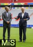 03.06.2024, Fussball Europameisterschaft 2024,  Besuch von Bundeskanzler Olaf Scholz  im EM-Stadion Mnchen Fuball Arena.  Hier beim Gesprch mit Greenkeepern der Allianz Arena und Philipp Lahm und Vorstandsvorsitzender Jan-Christian Dreesen (FC Bayern Mnchen) 