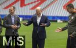 03.06.2024, Fussball Europameisterschaft 2024,  Besuch von Bundeskanzler Olaf Scholz  im EM-Stadion Mnchen Fuball Arena.  Hier beim Gesprch mit Greenkeepern der Allianz Arena und Philipp Lahm und Vorstandsvorsitzender Jan-Christian Dreesen (FC Bayern Mnchen) 