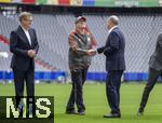 03.06.2024, Fussball Europameisterschaft 2024,  Besuch von Bundeskanzler Olaf Scholz  im EM-Stadion Mnchen Fuball Arena.  Hier beim Gesprch mit Greenkeepern der Allianz Arena und Philipp Lahm und Vorstandsvorsitzender Jan-Christian Dreesen (FC Bayern Mnchen) 