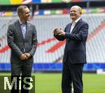 03.06.2024, Fussball Europameisterschaft 2024,  Besuch von Bundeskanzler Olaf Scholz  im EM-Stadion Mnchen Fuball Arena.  Hier beim Gesprch mit Greenkeepern der Allianz Arena und Philipp Lahm und Vorstandsvorsitzender Jan-Christian Dreesen (FC Bayern Mnchen) 