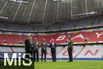 03.06.2024, Fussball Europameisterschaft 2024,  Besuch von Bundeskanzler Olaf Scholz  im EM-Stadion Mnchen Fuball Arena.  Hier beim Gesprch mit Greenkeepern der Allianz Arena und Philipp Lahm und Vorstandsvorsitzender Jan-Christian Dreesen (FC Bayern Mnchen) 