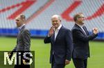 03.06.2024, Fussball Europameisterschaft 2024,  Besuch von Bundeskanzler Olaf Scholz  im EM-Stadion Mnchen Fuball Arena.  Hier beim Gesprch mit den Greenkeepern und Philipp Lahm.  re: Vorstandsvorsitzender Jan-Christian Dreesen (FC Bayern Mnchen),  
