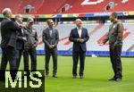 03.06.2024, Fussball Europameisterschaft 2024,  Besuch von Bundeskanzler Olaf Scholz  im EM-Stadion Mnchen Fuball Arena.  Hier beim Gesprch mit Greenkeepern der Allianz Arena und Philipp Lahm und Vorstandsvorsitzender Jan-Christian Dreesen (FC Bayern Mnchen) 