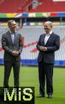 03.06.2024, Fussball Europameisterschaft 2024,  Besuch von Bundeskanzler Olaf Scholz  im EM-Stadion Mnchen Fuball Arena.  Hier beim Gesprch mit Greenkeepern der Allianz Arena und Philipp Lahm und Vorstandsvorsitzender Jan-Christian Dreesen (FC Bayern Mnchen) 