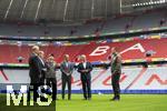 03.06.2024, Fussball Europameisterschaft 2024,  Besuch von Bundeskanzler Olaf Scholz  im EM-Stadion Mnchen Fuball Arena.  Hier beim Gesprch mit Greenkeepern der Allianz Arena und Philipp Lahm und Vorstandsvorsitzender Jan-Christian Dreesen (FC Bayern Mnchen) 