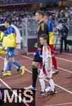 03.06.2024, Fussball Nationalteams Freundschaftsspiele 2024, Lnderspiel, Deutschland - Ukraine, im Max-Morlock-Stadion (Nrnberg). Torwart Manuel Neuer (Deutschland) kommt mit einem Einlaufkind 