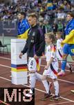 03.06.2024, Fussball Nationalteams Freundschaftsspiele 2024, Lnderspiel, Deutschland - Ukraine, im Max-Morlock-Stadion (Nrnberg). Josua Kimmich (Deutschland) kommt mit einem Einlaufkind 