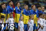 03.06.2024, Fussball Nationalteams Freundschaftsspiele 2024, Lnderspiel, Deutschland - Ukraine, im Max-Morlock-Stadion (Nrnberg). Ukrainische Spieler mit ihrer Nationalflagge um die Schuler bei ihrer Nationalhymne 