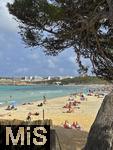 10.06.2024, Beliebtes Reiseziel der Deutschen, die Balearen-Insel Mallorca (Spanien).  Urlauber am Strand Cala Agulla bei Cala Ratjada,  