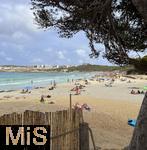 10.06.2024, Beliebtes Reiseziel der Deutschen, die Balearen-Insel Mallorca (Spanien).  Urlauber am Strand Cala Agulla bei Cala Ratjada,  