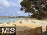 10.06.2024, Beliebtes Reiseziel der Deutschen, die Balearen-Insel Mallorca (Spanien).  Urlauber am Strand Cala Agulla bei Cala Ratjada,  