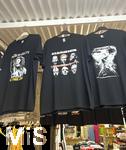 10.06.2024, Beliebtes Reiseziel der Deutschen, die Balearen-Insel Mallorca (Spanien). Shopping in Cala Ratjada, in einem Strassenshop werden Shirts mit der Aufschrift RAMMSTEIN, Bob marley und Metallica verkauft.